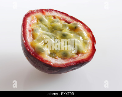 Tagliare la frutta passsion Foto Stock