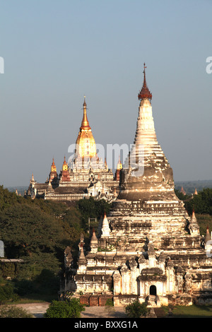 Una vista di Thatbyinnyu Pahto Tempio con Ananda Pahto tempio in background in Bagan, Myanmar. (Birmania) Foto Stock