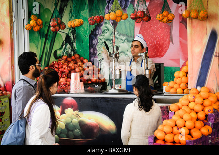 ISTANBUL, Turchia / Türkiye - spremere melogranite fresca e succo d'arancia per le strade di Istanbul, Turchia. Foto Stock