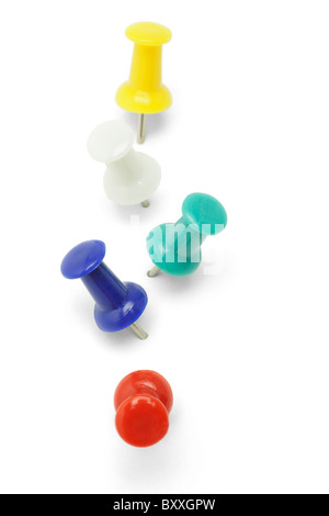 Vista in elevazione del push multicolore perni disposti in una fila su sfondo bianco Foto Stock