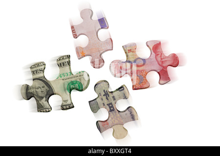 Le valute internazionali e impareggiabile puzzle pezzi su sfondo bianco Foto Stock