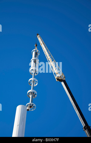 Assemblaggio di torre cellulare stealth con antenne Foto Stock