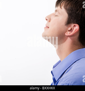 Close-up di uomo di profilo mantenendo i suoi occhi chiusi nel divertimento Foto Stock