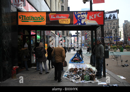 Contraffazione di fake designer borsette in vendita sul marciapiede in New York City, 2010 Foto Stock