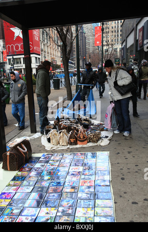 Contraffazione di fake designer borsette e DVD in vendita sul marciapiede in New York City, 2010 Foto Stock
