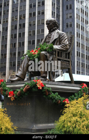 Statua di Horace Greeley fondatore del New York Tribune a Greeley Square a New York Foto Stock