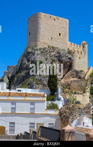 Xii secolo castello moresco. Olvera, Pueblos Blancos ("città bianca"), provincia di Cadice, Andalusia, Spagna Foto Stock