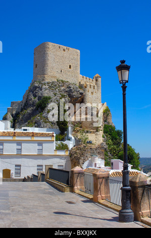 Xii secolo castello moresco. Olvera, Pueblos Blancos ("città bianca"), provincia di Cadice, Andalusia, Spagna Foto Stock