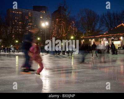 Pattinatori su Frog Pond, Boston, Stati Uniti d'America Foto Stock