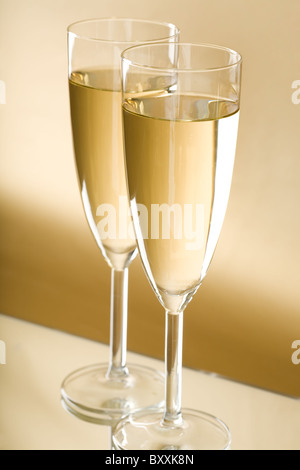 Immagine di due flauti piena di frizzanti champagne sul tavolo Foto Stock