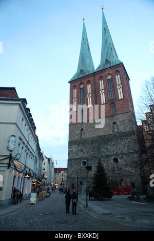 Il twin spired chiesa di San Nicola o Nikolaikirche in Nikolaikircheplatz al tramonto a Berlino, Germania. Foto Stock