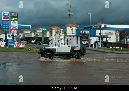 Inondazioni da temporali nel dicembre 2010, vicino a Shaw/Academy a est di Fresno, California Foto Stock