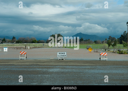 Strada chiusa da inondazioni da temporali nel dicembre 2010, vicino a Shaw/Academy a est di Fresno, California Foto Stock