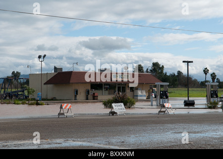 Inondazioni da temporali nel dicembre 2010, vicino a Shaw/Academy a est di Fresno, California Foto Stock