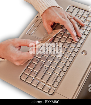 Close-up di donna shopping on-line con carta di credito e il computer portatile Foto Stock