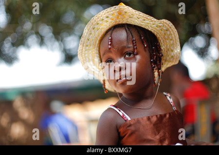 Una ragazza assiste un battesimo di Ouagadougou, Burkina Faso. Foto Stock