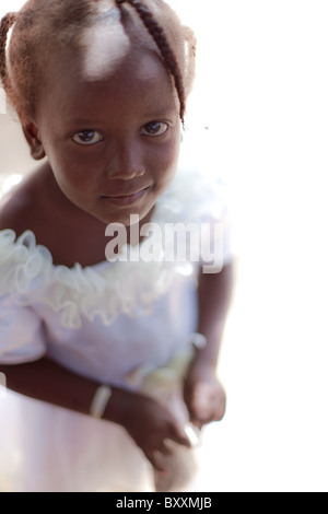 Un Fulani bambino indossa il suo abito migliore per un battesimo di Ouagadougou, Burkina Faso. Foto Stock