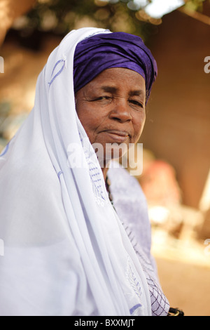 Un Fulani donna assiste un battesimo di Ouagadougou, Burkina Faso. Foto Stock