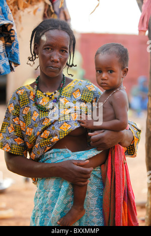 Un Fulani donna trattiene il suo bambino a casa sua in Djibo nel nord del Burkina Faso, Africa occidentale. Foto Stock