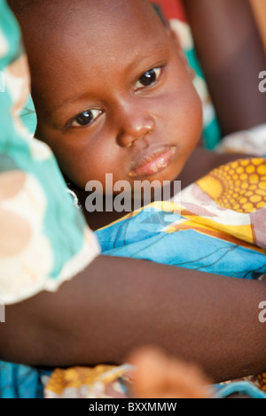 Un Fulani donna trattiene il suo bambino a casa sua in Djibo nel nord del Burkina Faso, Africa occidentale. Foto Stock