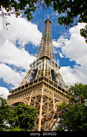 La Torre Eiffel di Parigi si erge su un bel cielo blu. Foto Stock