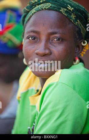 Nella città di Djibo nel nord del Burkina Faso, le donne a vendere verdi nel mercato. Foto Stock