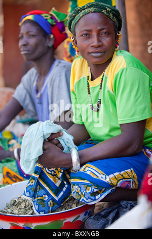 Nella città di Djibo nel nord del Burkina Faso, le donne a vendere verdi nel mercato. Foto Stock