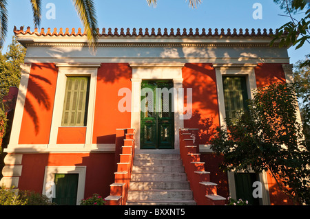 Xix secolo neo classica house nel quartiere di Anafiotika, direttamente sotto l'Acropoli, di Plaka, il centro di Atene, Grecia. Foto Stock