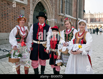 La famiglia in Cracovia costumi regionali, celebrazione di Pasqua di cibo, la Piazza del Mercato di Cracovia, in Polonia Foto Stock