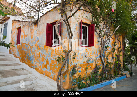 Colorata,edificio del XIX secolo nel quartiere di Anafiotika, direttamente sotto l'Acropoli, di Plaka, il centro di Atene, Grecia. Foto Stock