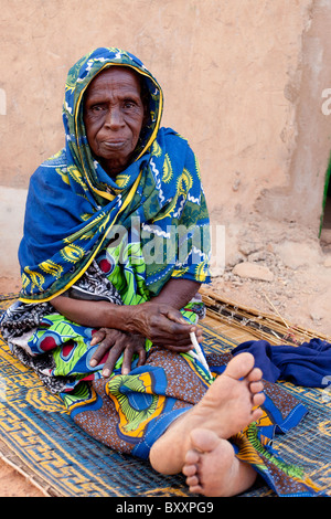 Anziani Fulani donna in Djibo nel nord del Burkina Faso. Foto Stock