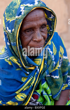 Anziani Fulani donna in Djibo nel nord del Burkina Faso. Foto Stock