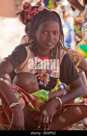 Fulani donna e bambino nella città di Djibo nel nord del Burkina Faso. Foto Stock