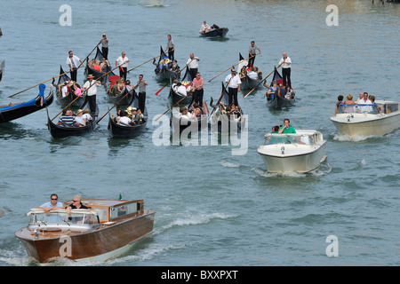 Venezia. L'Italia. I gruppi di turisti in gondola sul Canal Grande. Foto Stock