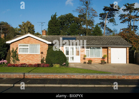 Anni Settanta bungalow con pannello solare sul tetto Ipswich Suffolk REGNO UNITO Foto Stock