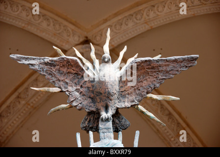 Dettaglio del portone di bronzo sul lato ingresso alla Cattedrale di San Pietro e Paolo nella Cattedrale di Pecs, una rappresentazione dello Spirito Santo Foto Stock