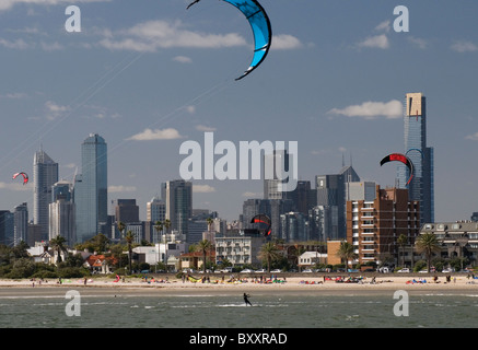 Il kite surf / vela / imbarco a St Kilda sulla Port Phillip Bay, Melbourne Foto Stock