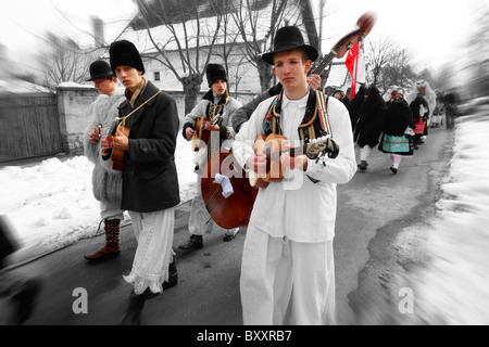 I musicisti folk sulla casa Monady visite del Busojaras ( Busójárás ) festa della primavera 2010 Mohacs Ungheria - Stock foto Foto Stock