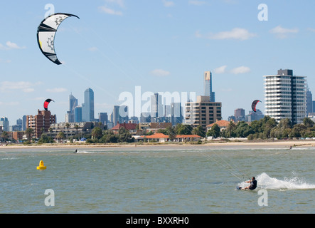 Il kite surf / vela / imbarco a St Kilda sulla Port Phillip Bay, Melbourne Foto Stock