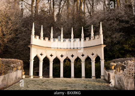 Exedra a Painswick Giardino rococò in inverno, Gloucestershire, England, Regno Unito Foto Stock