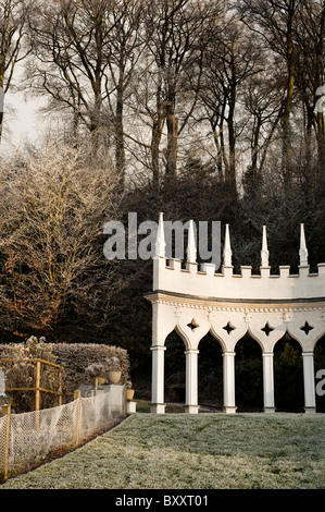 Exedra a Painswick Giardino rococò in inverno, Gloucestershire, England, Regno Unito Foto Stock