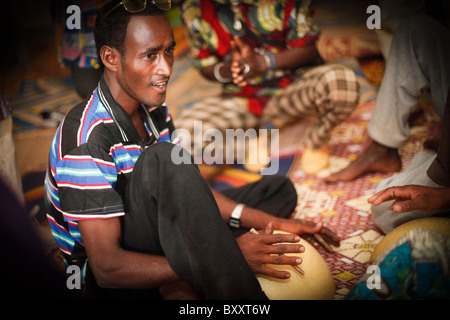 Un gruppo di Fulani uomini provenienti da un piccolo villaggio nel nord del Burkina Faso giocare calabashes. Foto Stock