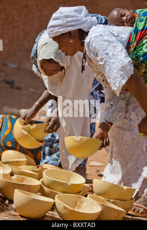 Due donne Fulani ispezionare il calabashes per la vendita nel mercato settimanale di Djibo nel nord del Burkina Faso. Foto Stock