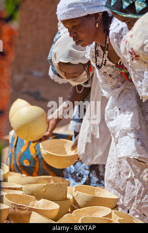 Due donne Fulani ispezionare il calabashes per la vendita nel mercato settimanale di Djibo nel nord del Burkina Faso. Foto Stock