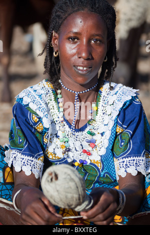 Fulani donna nel villaggio stagionale di Bantagiri nel nord del Burkina Faso. Il Fulani sono tradizionalmente pastori nomadi. Foto Stock