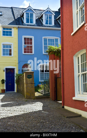 Case vivacemente colorate nel vialetto in ciottoli a Kinsale, County Cork, Irlanda Foto Stock