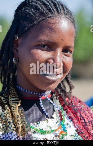 Giovane donna Fulani stagionali nella frazione di Bantagiri nel nord del Burkina Faso. Il Fulani sono pastori nomadi. Foto Stock