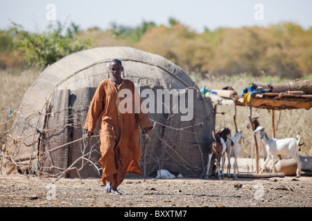 Fulani uomo nel villaggio stagionale di Bantagiri nel nord del Burkina Faso. Il Fulani sono tradizionalmente pastori nomadi. Foto Stock