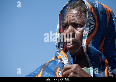 Anziani Fulani donna nel villaggio stagionale di Bantagiri nel nord del Burkina Faso. Il Fulani sono pastori nomadi. Foto Stock