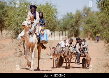 Un uomo Tuareg e sua moglie vieni al Villaggio Mercato di Bourro nel nord del Burkina Faso dal cammello. Foto Stock